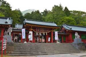 Wikipediaより：日光二荒山神社　中宮祠 中門（重要文化財）後背に男体山。　